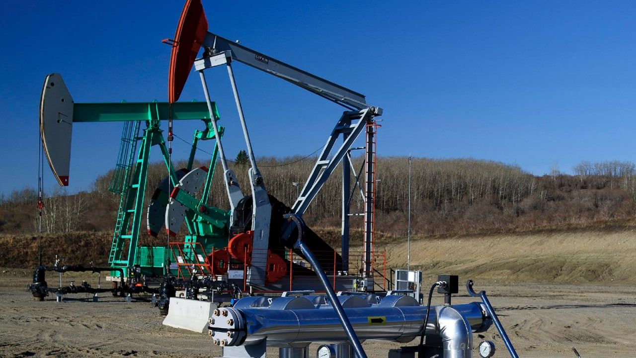 «Ъ»: в начале августа добыча нефти в России уменьшилась на 3% Экономика