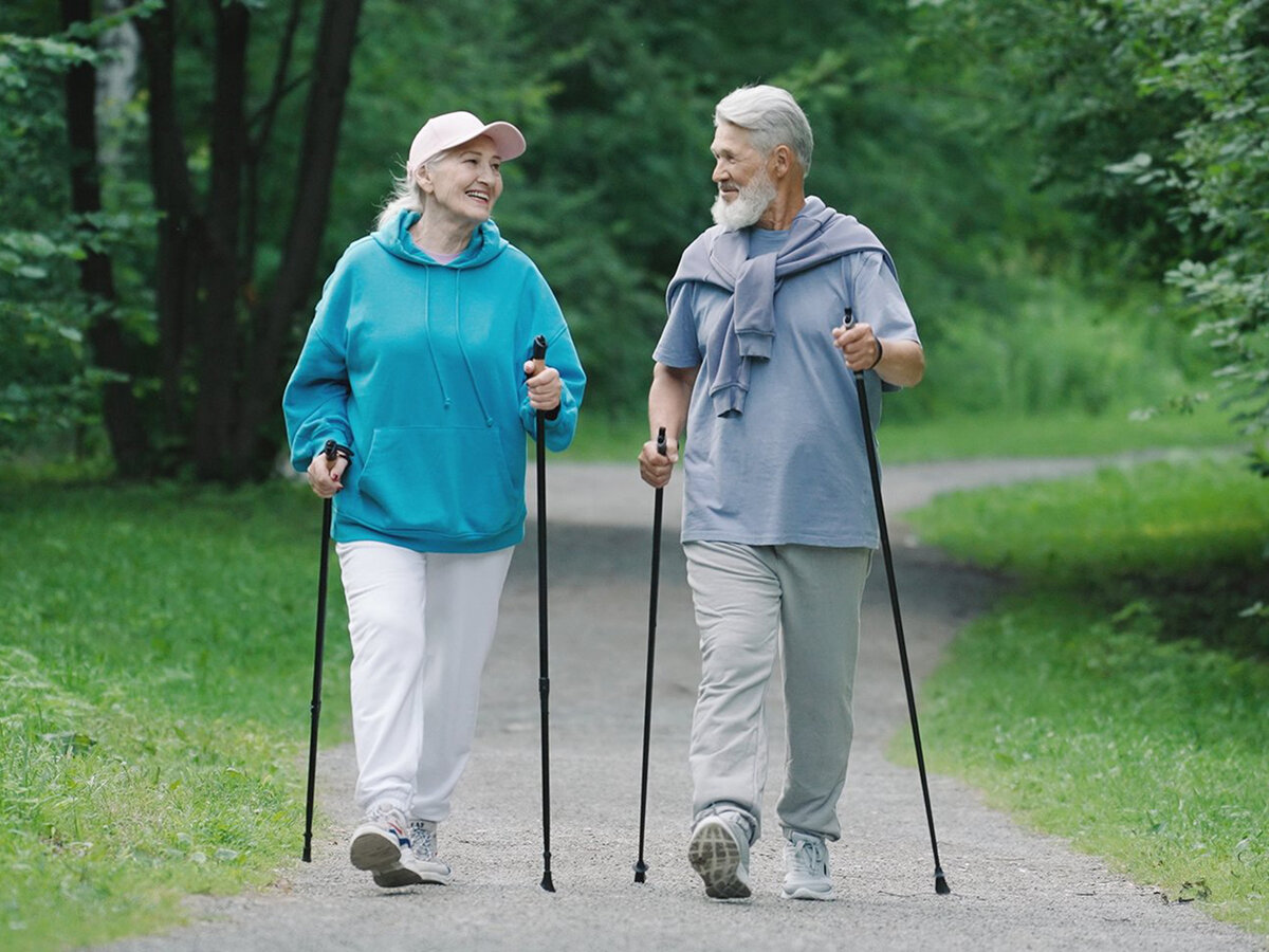 Скандинавская ходьба для пожилых: мода или необходимость