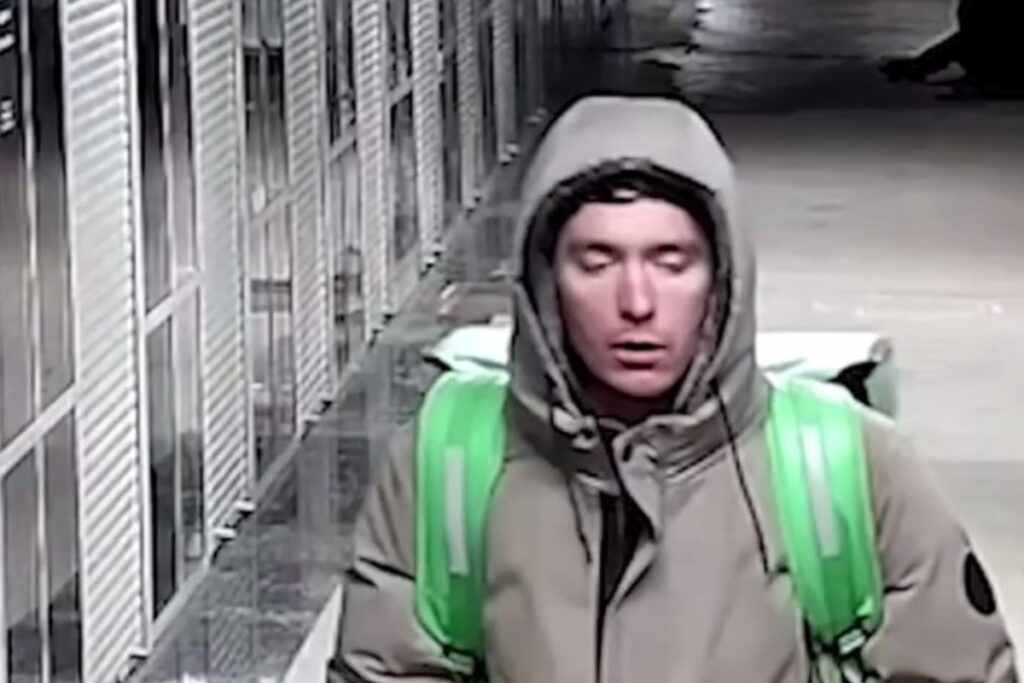 Уволен курьер, ударивший бабушку в переходе в Новосибирске