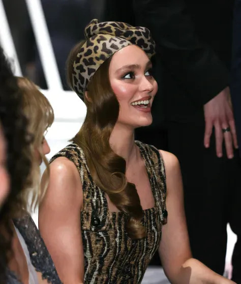 Неделя моды в Париже: Марго Робби (с каре), Кайли Миноуг, Лили-Роуз Депп и Ольга Карпуть среди гостей, российские модели — на подиуме на показе Chanel Chanel, показе, осеньзима, Кайли, Париже, Миллер, Евсеева, Берзения, Images, Уинфри, ЛилиРоуз, подиум, Миноуг, Марго, новой, Робби, нулевых, 2026Адица, 2026Вика, Консани