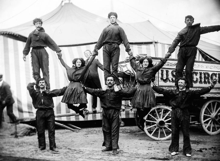 Странные костюмы, акробаты и жутковатые клоуны — фотографии бродячего цирка 1910 года