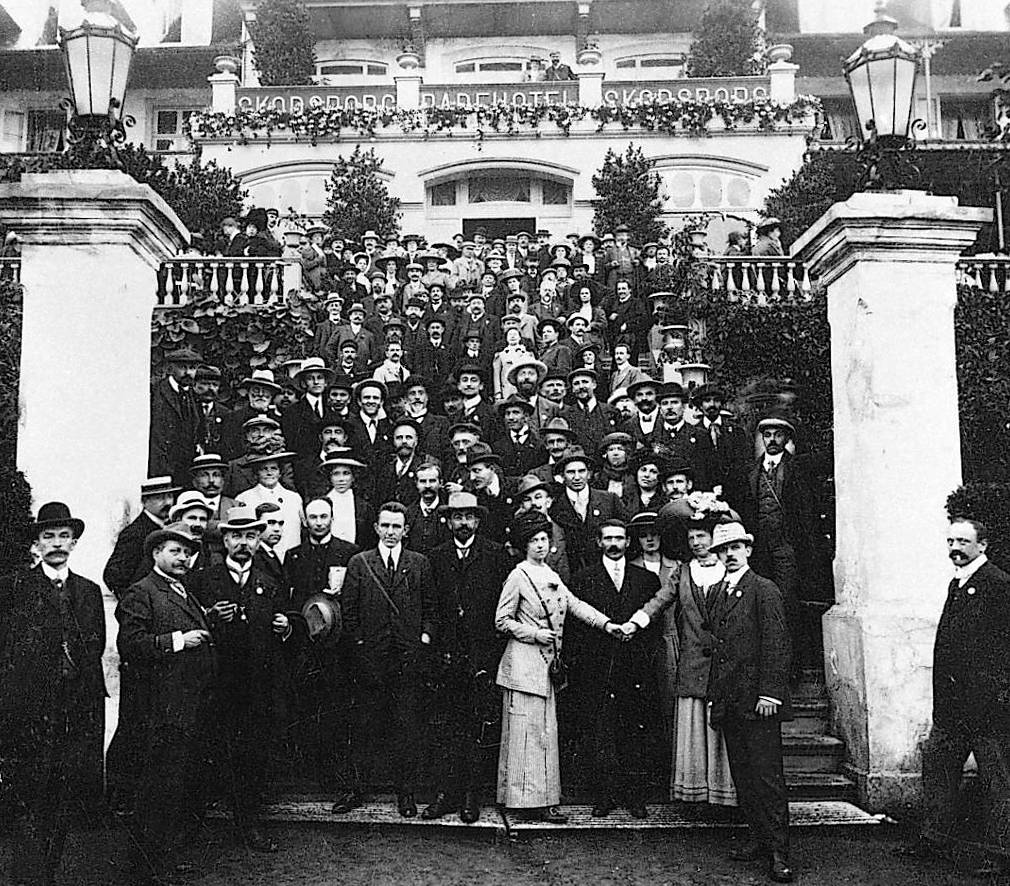 Александра Коллонтай, Клара Цеткин (на переднем плане) и Роза Люксембург (во втором ряду) во время VIII Конгресса Второго Социалистического Интернационала, Копенгаген, 1910 год Public Domain/Wikimedia Commons