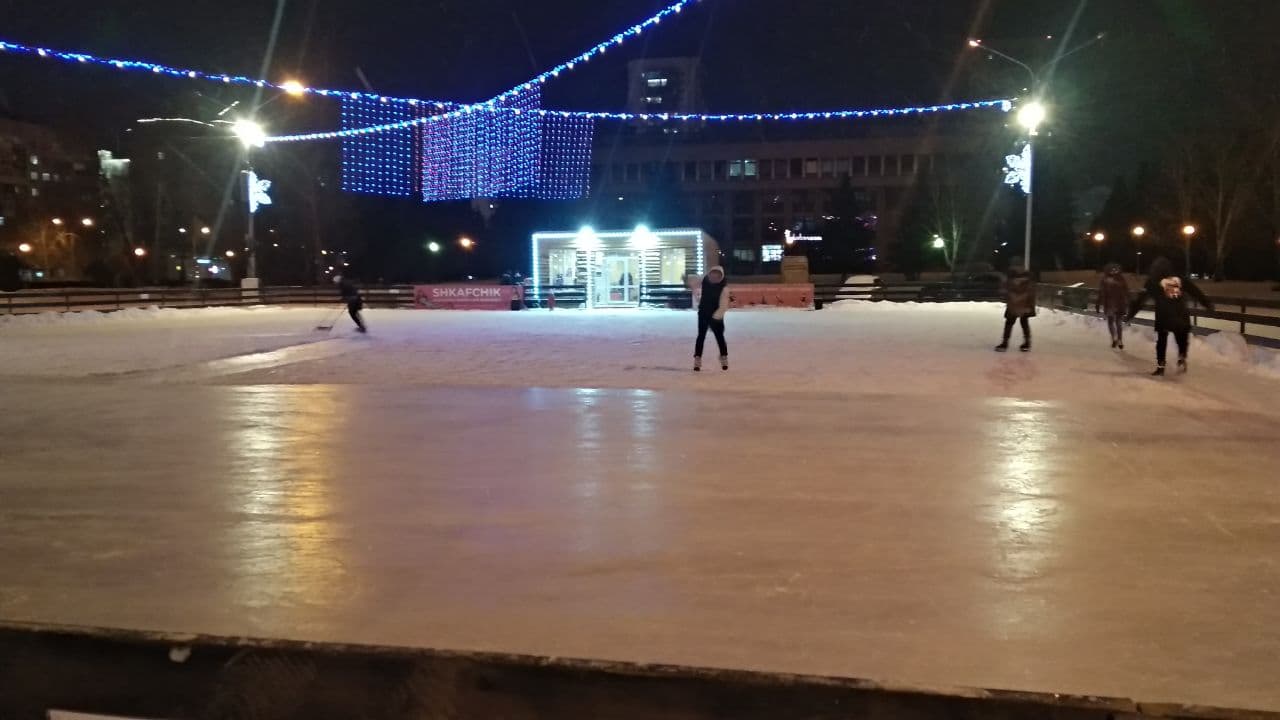 Каток кемерово. Каток на Московской площади Кемерово. Каток в Новокузнецке 2023. Каток в центре Кемерово. Каток на крыше Новокузнецк.