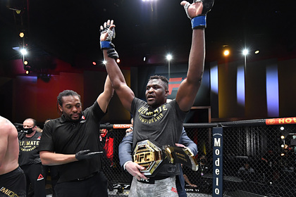 В UFC появился новый чемпион-тяжеловес В UFC появился новый чемпион-тяжеловес Спорт