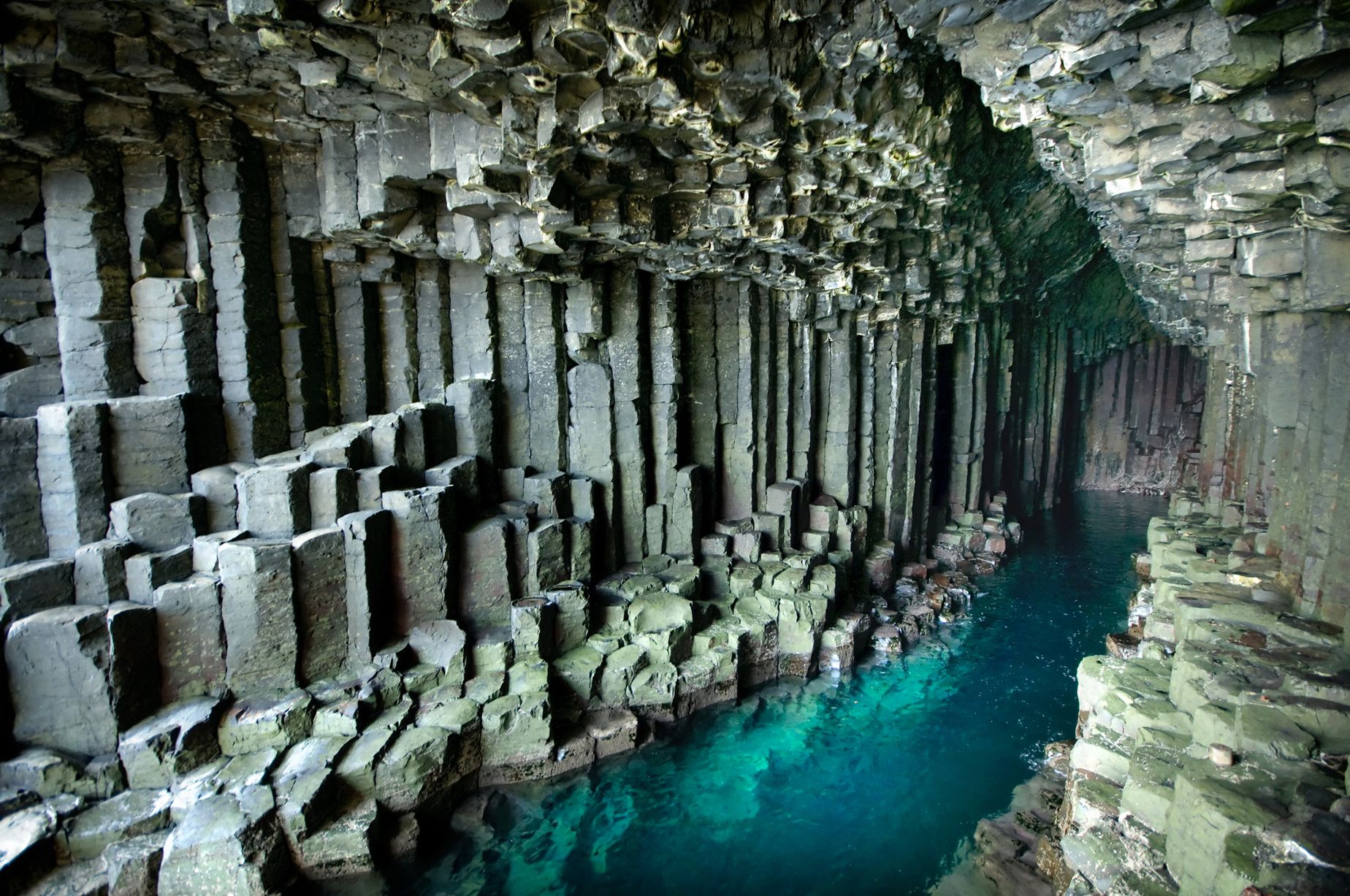 Тайна мест. Фингалова пещера Шотландия. Фингалова пещера остров стаффа Шотландия. Фингалова пещера Великобритания. Пещера Фингалова Тернер.