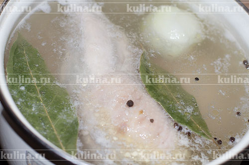 Суп фо с курицей Из курицы, луковицы, лаврового листа и перца сварить подсоленный бульон. Когда курица будет готова, извлечь ее вместе со всеми ингредиентами.