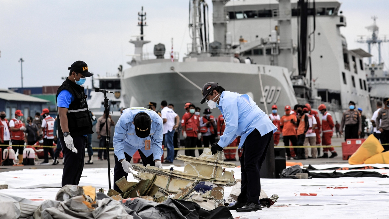 Спасатели уже обнаружили фрагменты лайнера, а также тела