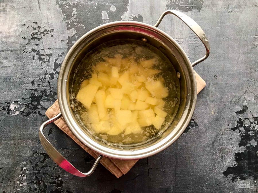 Картошку варить в холодной или горячей воде. Варки картофеля для супа. Картошка в кастрюле. Вареная картошка в кастрюле. Отварить картошку в суп.