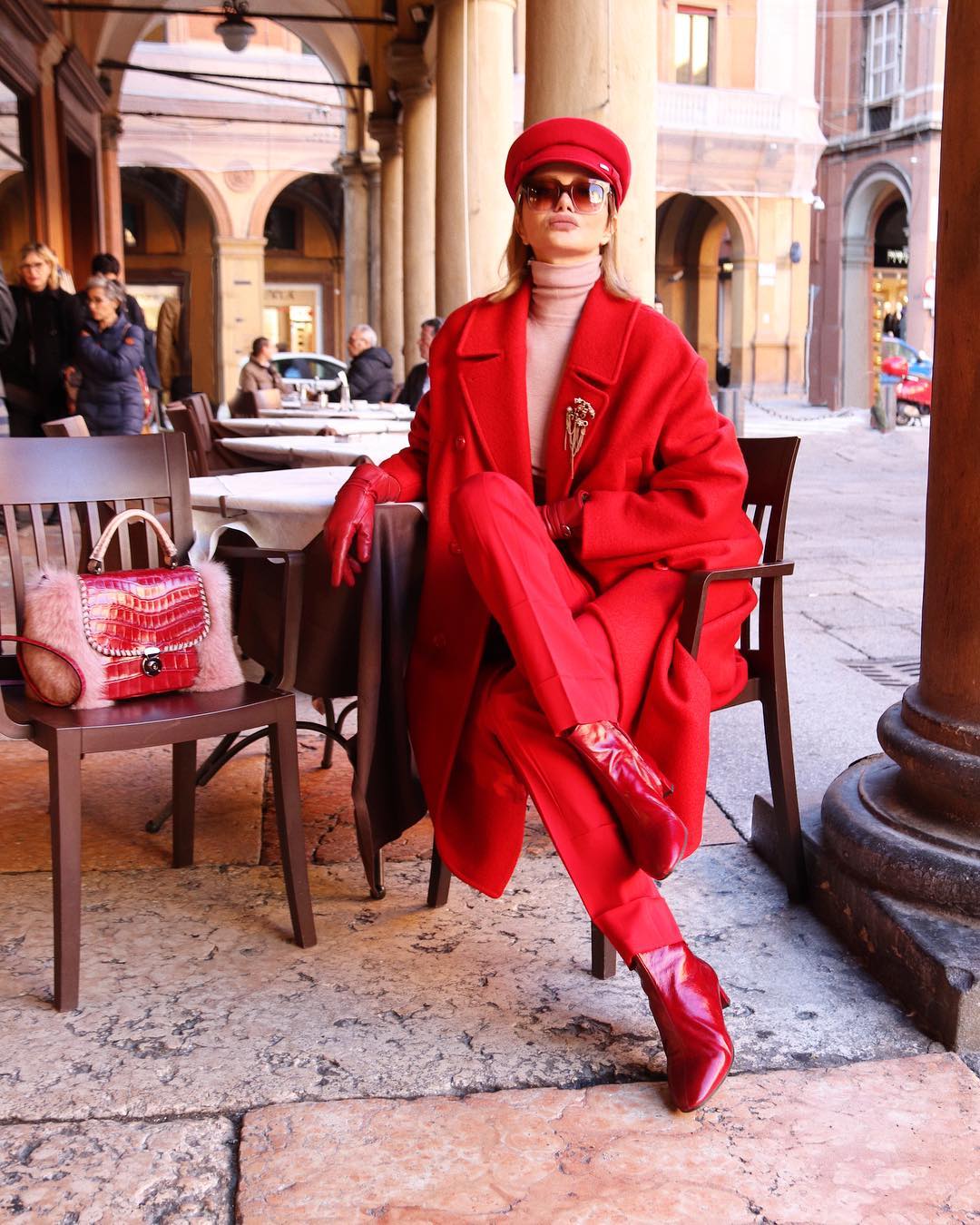  как носить красный цвет дамам 40+ зимой 2019 фото 9