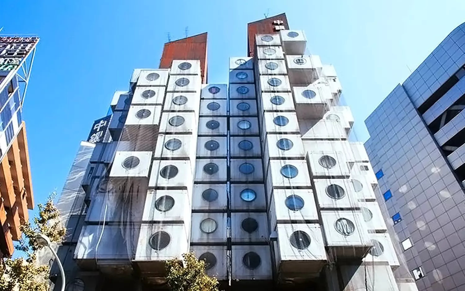 В Японии ещё в 1972 году построили модульный дом Nakagin Capsule Tower с жилыми капсулами менее 9 кв. м.