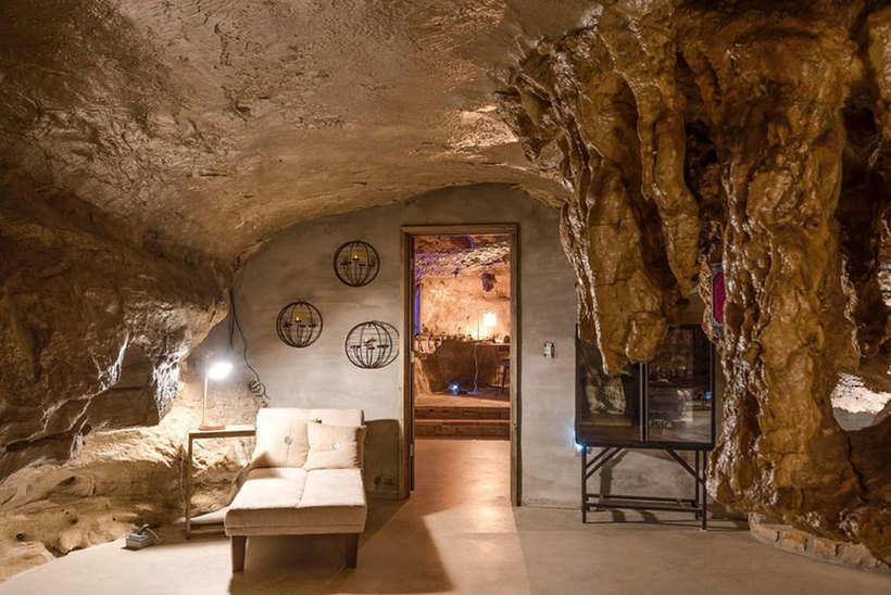 Продается восхитительный отель в скале, и внутри он еще невероятнее, чем снаружи