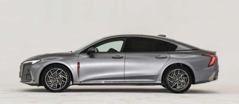 Предварительная продажа седана Hongqi H6 начинается в Китае по цене 28 300 долларов США. /></p>
<p>Hongqi H6 выполнен в стиле фастбэк. Размер автомобиля составляет 4990/1880/1455 мм, при колесной базе 2920 мм. Он будет работать на 18-дюймовых колесах. </p>
<p><img decoding=