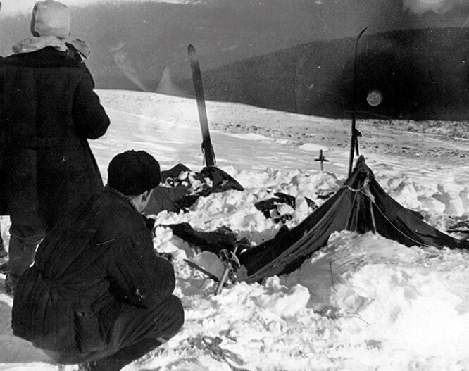 Известный снимок палатки дятловцев, сделанный спасателями в 1959 г. Возможно, что куски снега чуть ниже поваленной палатки – обломки снежной плиты, сошедшей роковой ночью