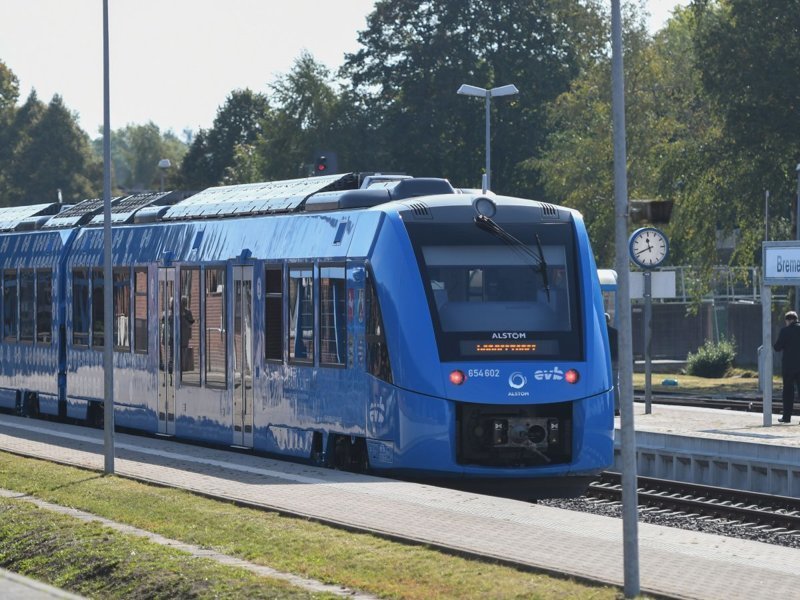 Свой первый регулярный рейс поезд на водородном топливе Coradia iLint совершил между немецкими городами Куксхафен-Букстехуде. ynews, в мире, новости, новые технологии, поезда, технологии, транспорт, экология