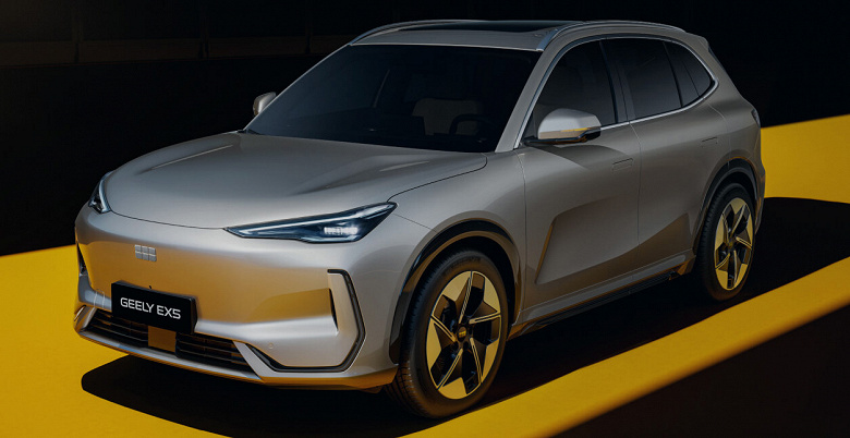 350 машин за 3 месяца. Кроссовер Geely EX5 бодро расходится в Белоруссии, где он в два раза дешевле, чем в России