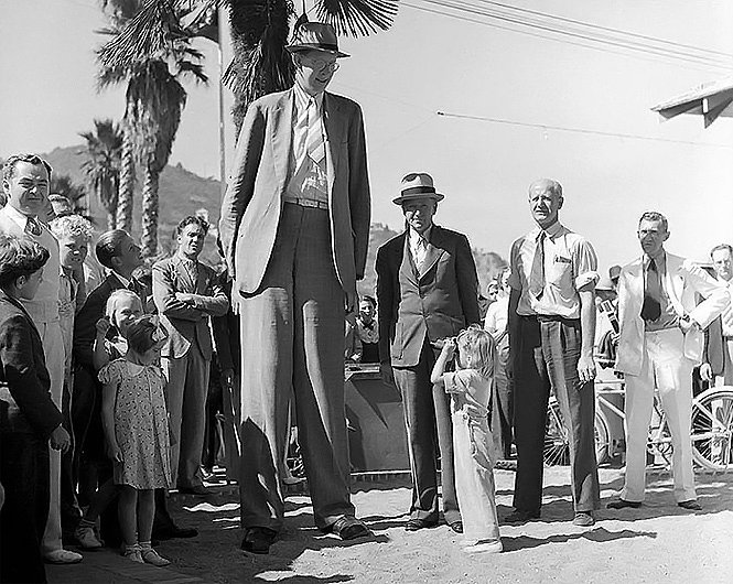 Архивное видео (и фото) самого высокого человека XX века!