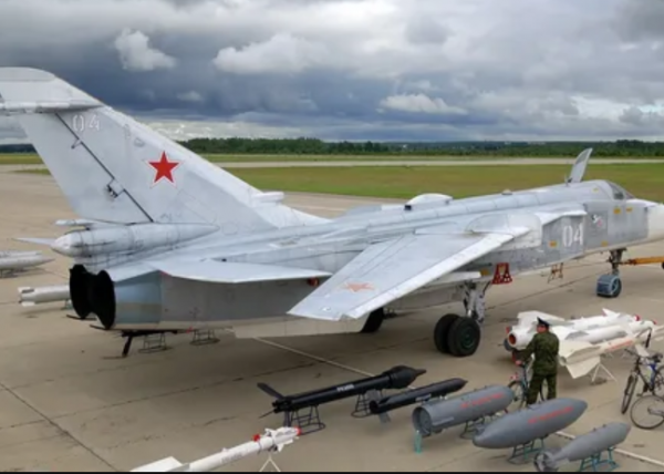 Военные пилоты проводят учения в Крыму