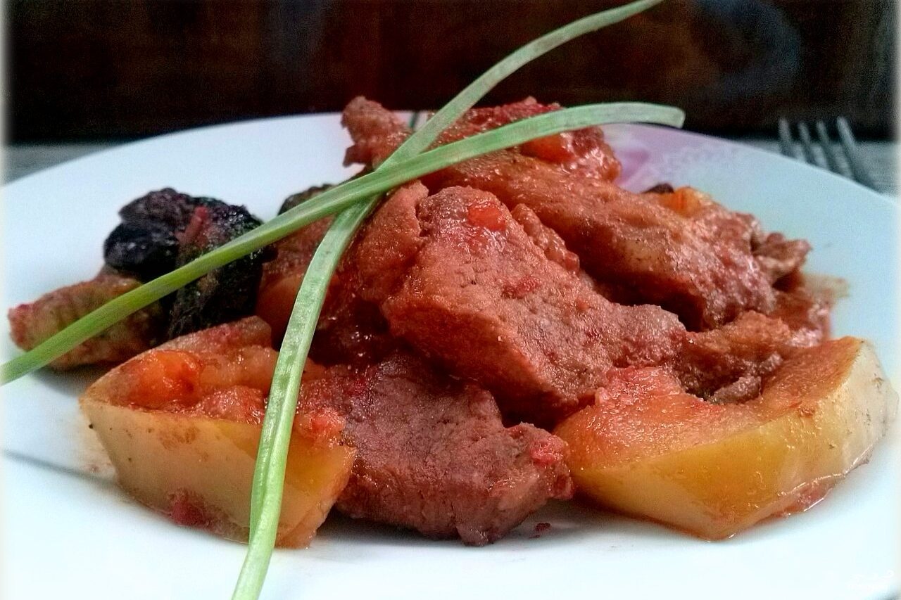 Мясо в мультиварке рецепты. Мясо под сладким соусом. Мясо под розовым соусом. Рецепт мяса под розовым соусом. Мясо под соусом рецепт с фото.