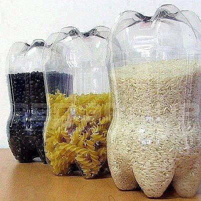 Вот такие полезные вещи можно сделать из пластиковых бутылок. 
