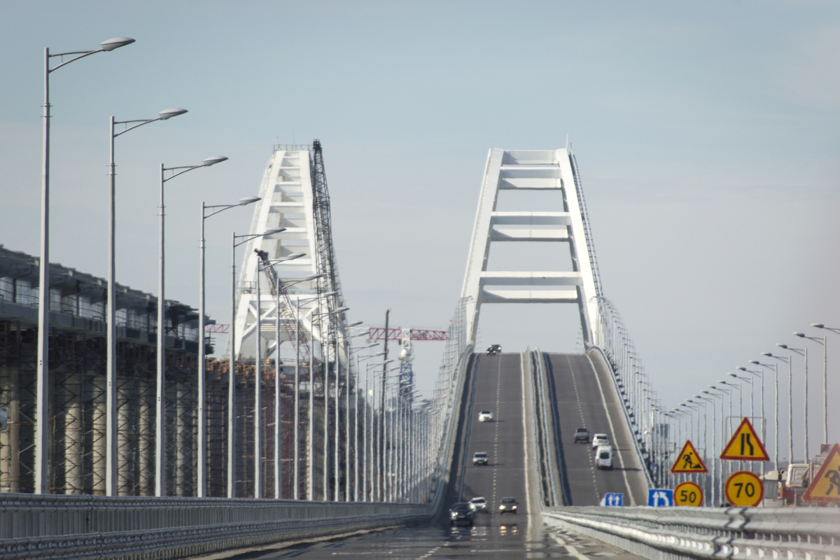 Более 700 автомобилей находятся в очереди на Крымский мост со стороны Кубани