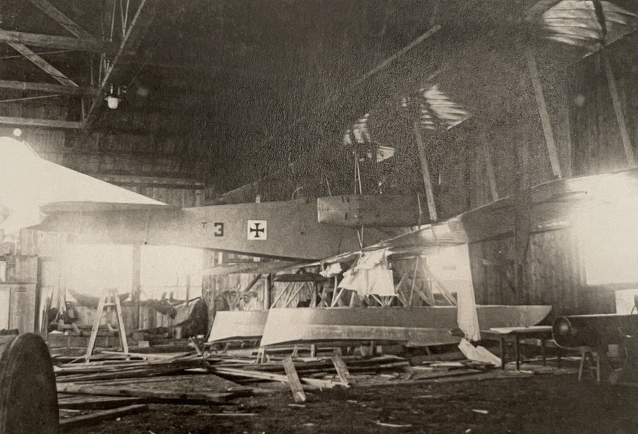 ​Ангар №3 гидроаэродрома Ангернзее с торпедоносцем «Ганза-Бранденбург» GW после авианалета 17 (4) августа 1916 года - «Первый день – сегодня» | Warspot.ru