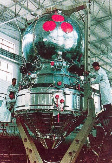 ​Монтаж и проверка спутника типа «Зенит-2» перед полётом. Из книги «Ракетно-космическая корпорация «Энергия» имени С.П.Королёва» - «Зенит-2»: как космический корабль стал разведчиком | Warspot.ru
