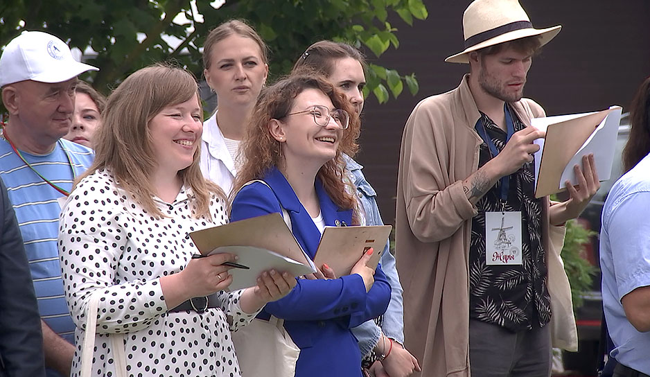 Распилить бревно, развести огонь, испечь драники на колоде - в Горках прошел республиканский финал проекта 