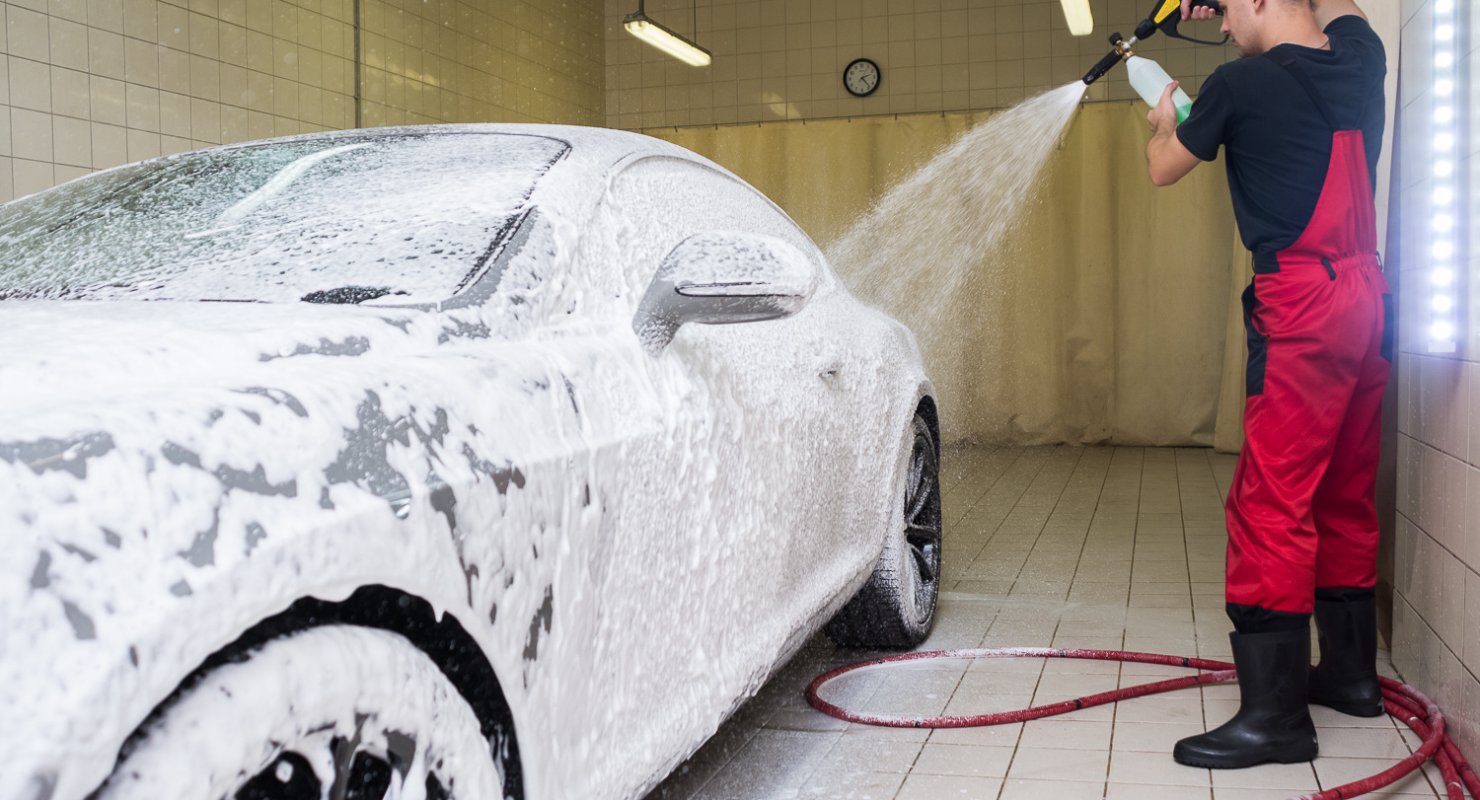 Может ли напор воды на автомойке повредить лакокрасочное покрытие автомобиля?