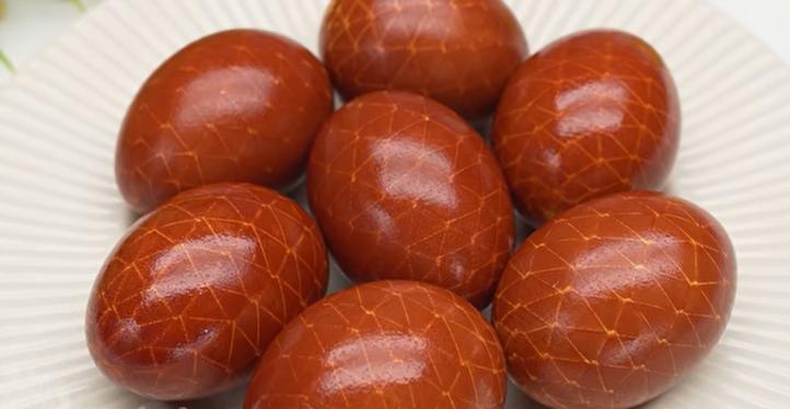 Бинт и шелуха: идея оригинальной окраски яиц на Пасху  мастер-класс,праздники