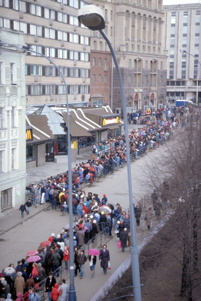 Первый в Москве Макдональдс открылся в 1990 году, в Москве открылся первый советский Макдональдс