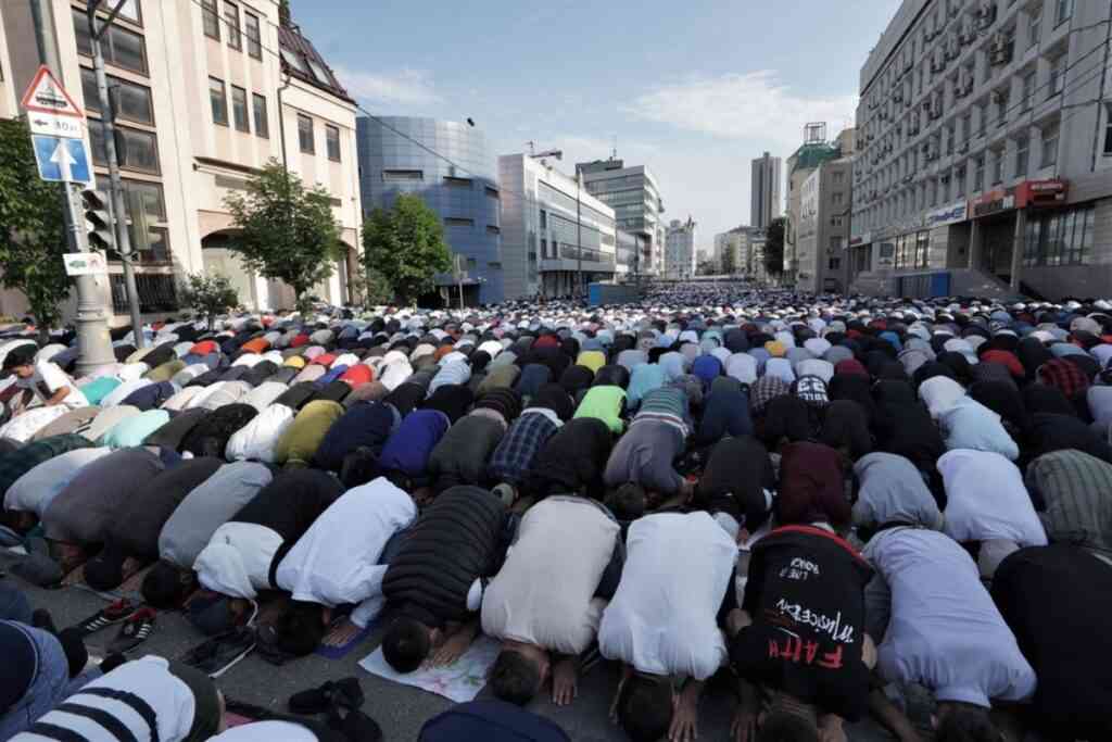 Глава СПЧ Фадеев назвал провокацией показные намазы в метро