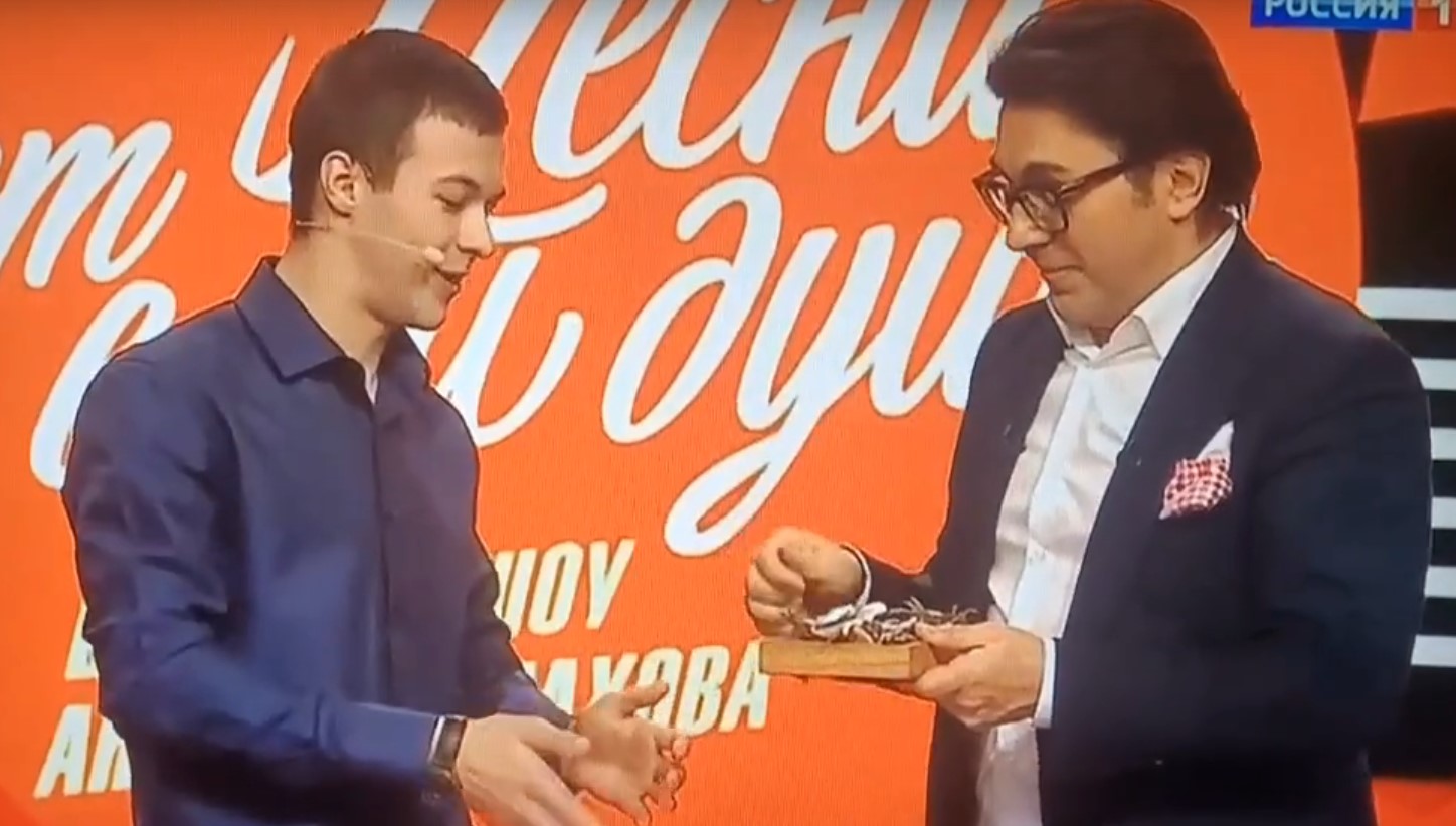 Новосибирский гармонист Семёнов подарил Малахову сушёных ельцов и вязаные носки