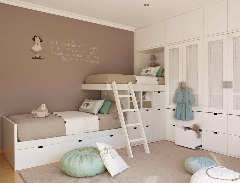 К самими кроватям можно добавить шкафы и ящики для хранения вещей двухъярусная кровать, дизайн, идеи, маленькая квартира
