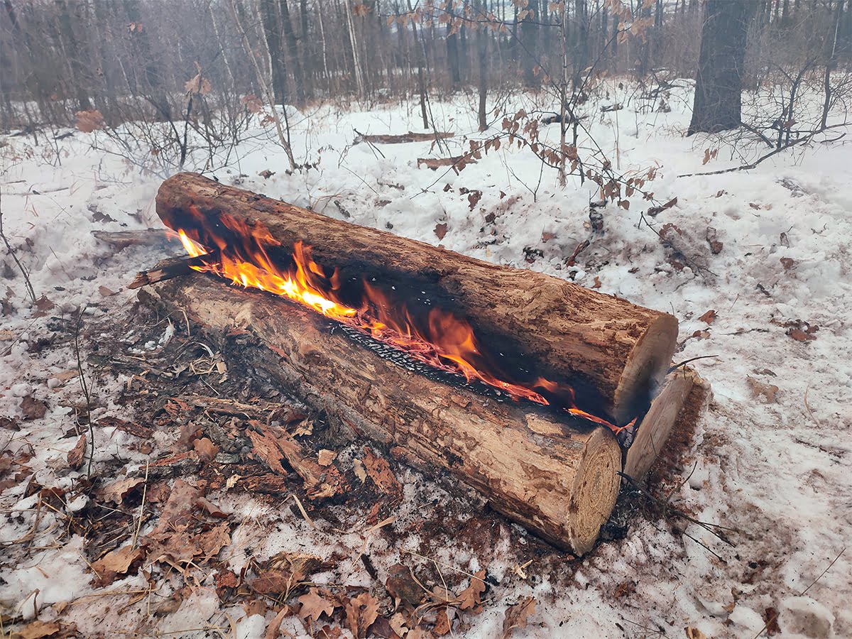 Люди пошли в поход зимой и забыли палатку. Рассказали, как вышли из ситуации решили, более, нодью, быстро, палатку, туристы, поход, собрать, подходящие, жерди, невозможно Тент, Убежище, разместить, небольшой, лощине, которую, выкопали, ночью, походными, лопатками