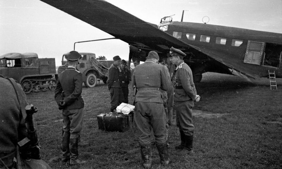 ​Тыловики люфтваффе грузятся в «Юнкерс» Ju 52 - Тайна генерала Хелинга | Warspot.ru