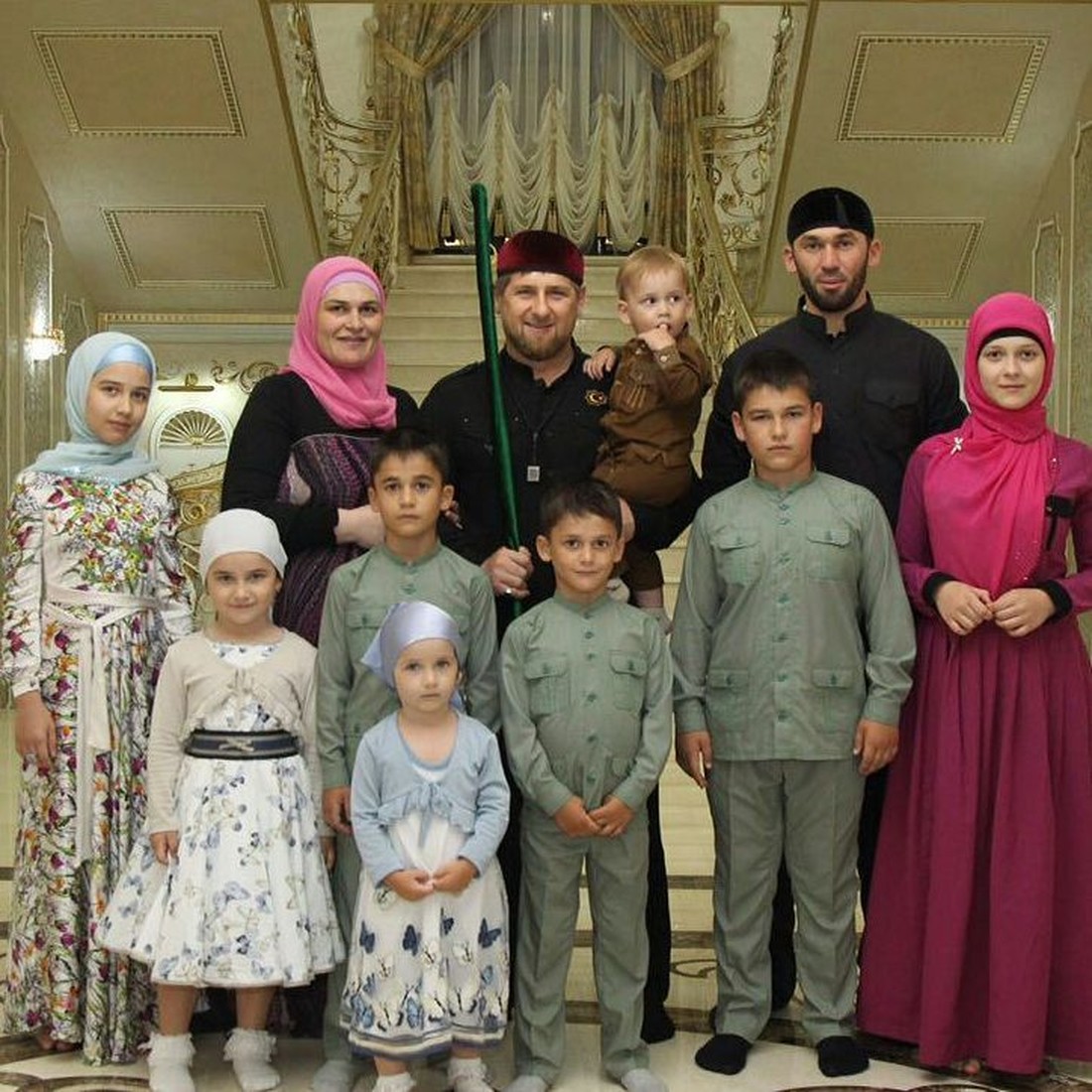 «Она у нас одна такая!» Рамзан Кадыров откровенно рассказал о своей жене и посвятил ей трогательное видео