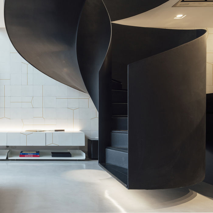 Очень стильный лофт с невероятной черной лестницей интерьер и дизайн