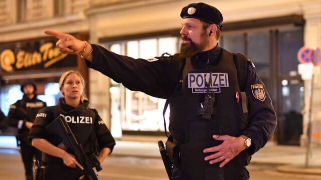 Глава МВД Австрии исходит из того, что в Вене произошел теракт