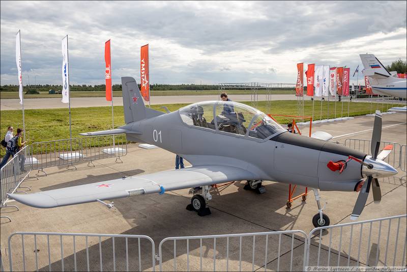 Як-152 vs УТС-800: Россия выбирает «летающую парту» Як-152 vs УТС-800: Россия выбирает «летающую парту» ввс