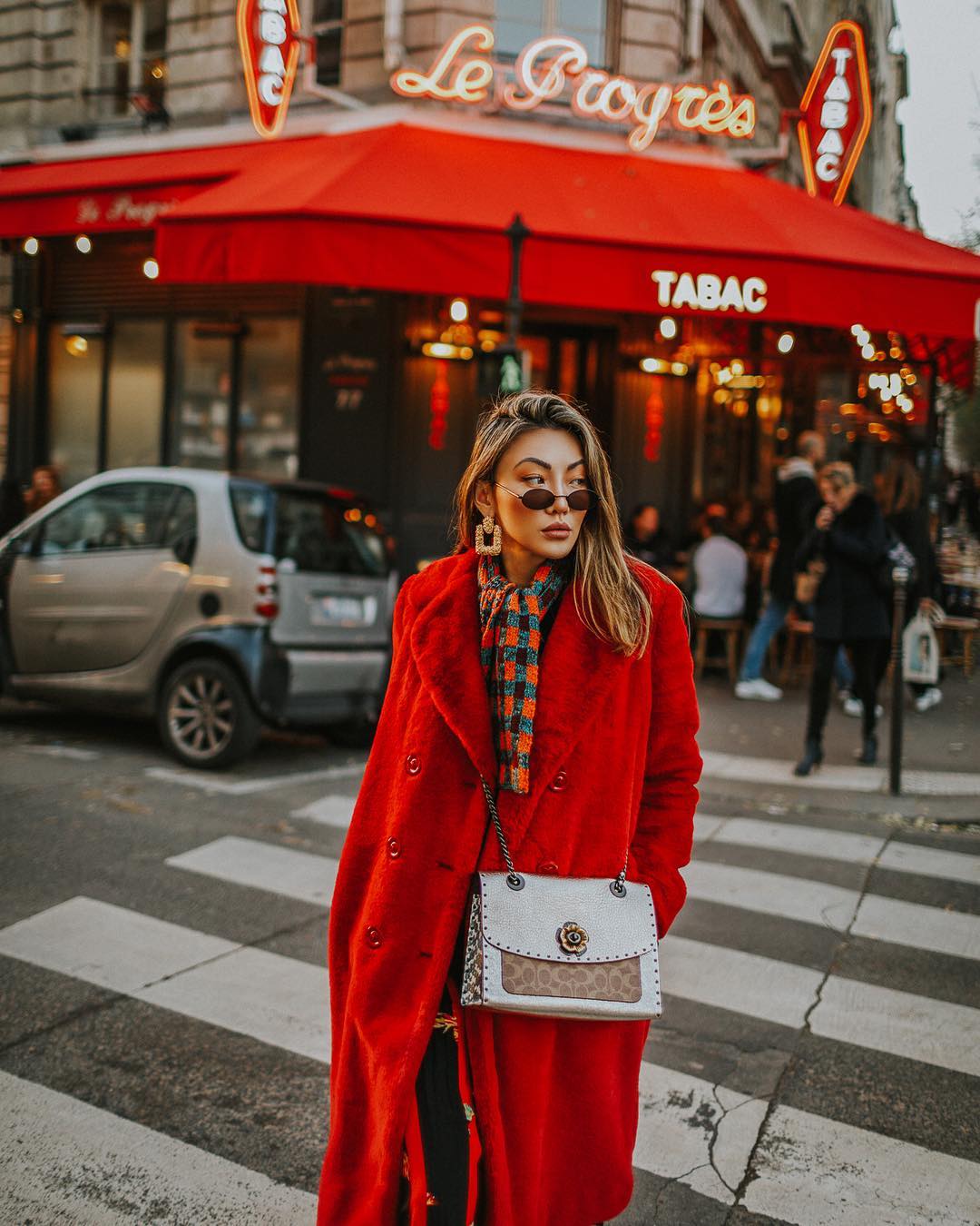 как носить красный цвет дамам 40+ зимой 2019 фото 10