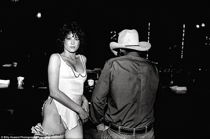 Стрип-клубы, трансвеститы и KKK: неспокойные 80-е в США в фотографиях культового фотографа 