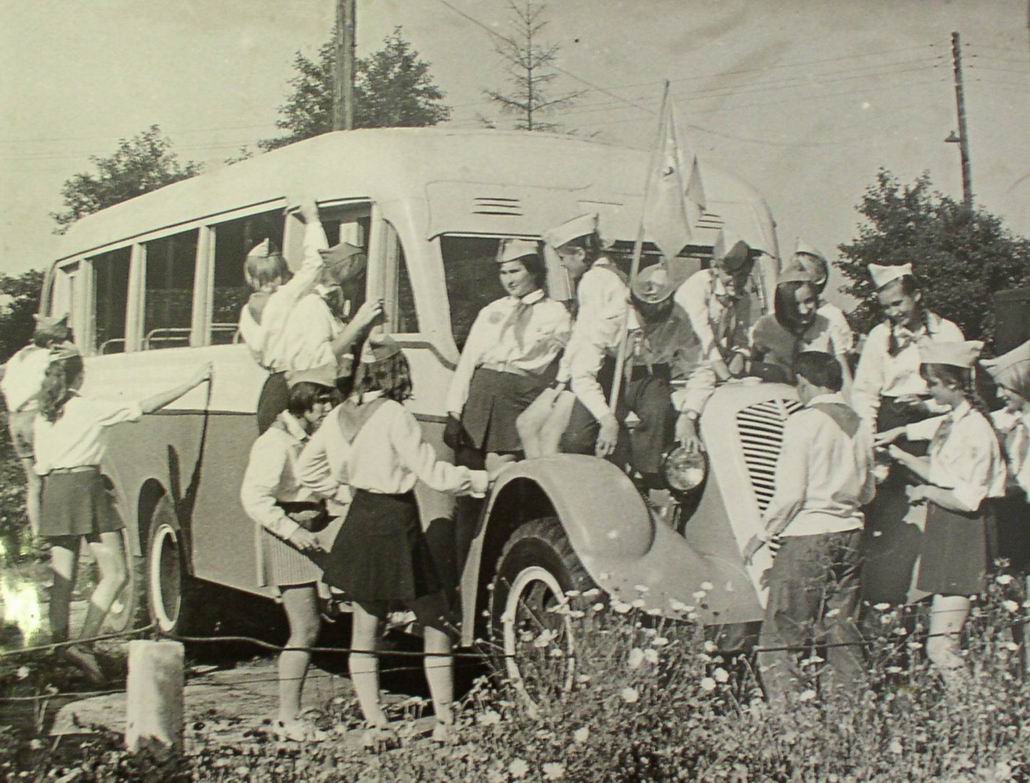 Советские лагеря. Пионерский лагерь СССР 70 Х. Пионерский лагерь СССР автобусы пионеров. Пионерский лагерь 80-е. Брюховецкий Пионерский лагерь.