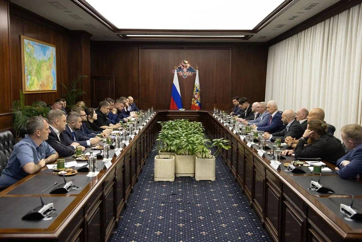 НА ПОЧТИ ДВУХЧАСОВОЙ ВСТРЕЧЕ, КОТОРУЮ ПРОВЁЛ АНДРЕЙ БЕЛОУСОВ С ВОЕНКОРАМИ, РАЗГОВОР ШЁЛ О САМЫХ ОСТРЫХ ВОПРОСАХ ПОЛОЖЕНИЯ ДЕЛ В БОЕВЫХ ЧАСТЯХ И ПОМОЩИ ФРОНТУ.  ФОТО: @RTRDONETSK / TELEGRAM