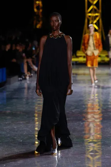 Неделя моды в Париже: Марго Робби (с каре), Кайли Миноуг, Лили-Роуз Депп и Ольга Карпуть среди гостей, российские модели — на подиуме на показе Chanel Chanel, показе, осеньзима, Кайли, Париже, Миллер, Евсеева, Берзения, Images, Уинфри, ЛилиРоуз, подиум, Миноуг, Марго, новой, Робби, нулевых, 2026Адица, 2026Вика, Консани