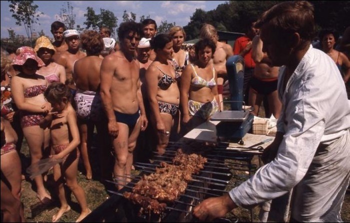 Очередь за шашлыками на пляже. Москва, Андреевская набережная, 1975 год.