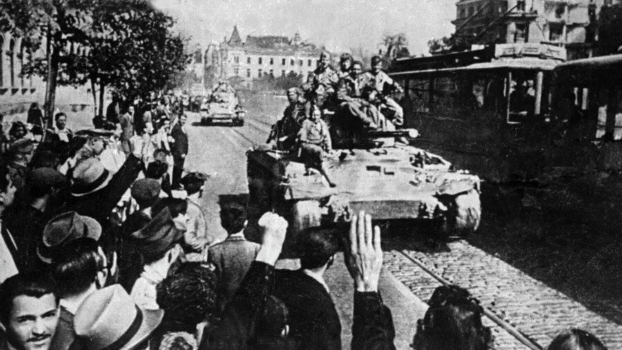 Колонна советских танков вступает на улицы Бухареста во время Великой Отечествненной войны