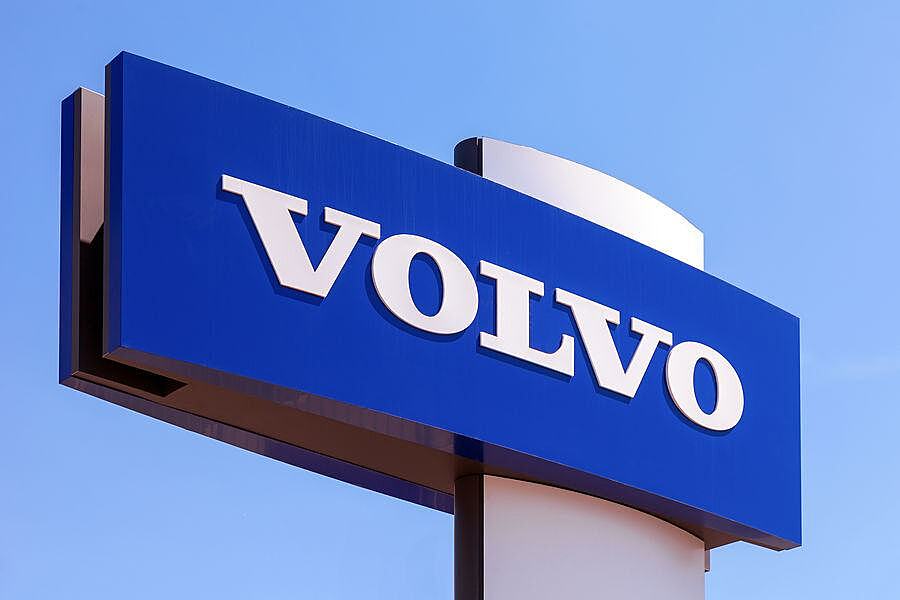 Volvo приостановила поставки машин в Россию