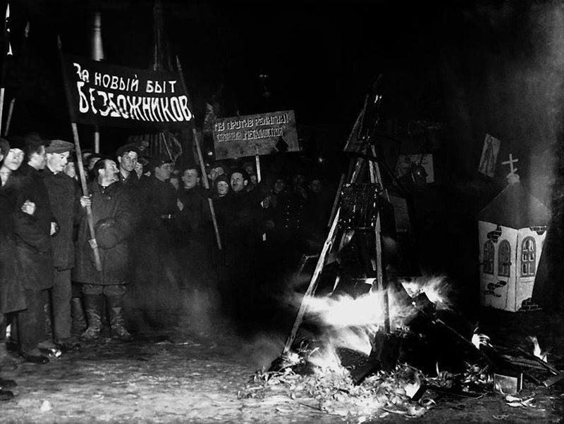 Рабочие Подольска проводят массовое сжигание икон, 1929 год. история, события, фото