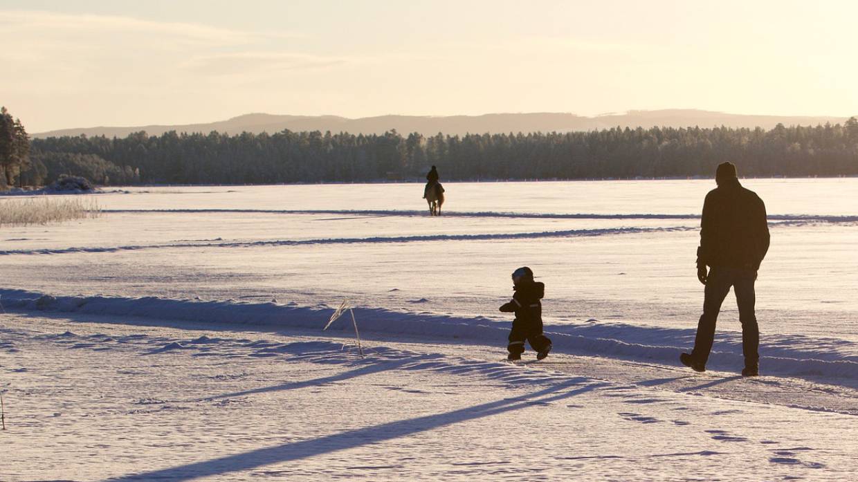 Педиатр напомнила, как правильно одевать ребенка на зимнюю прогулку Общество