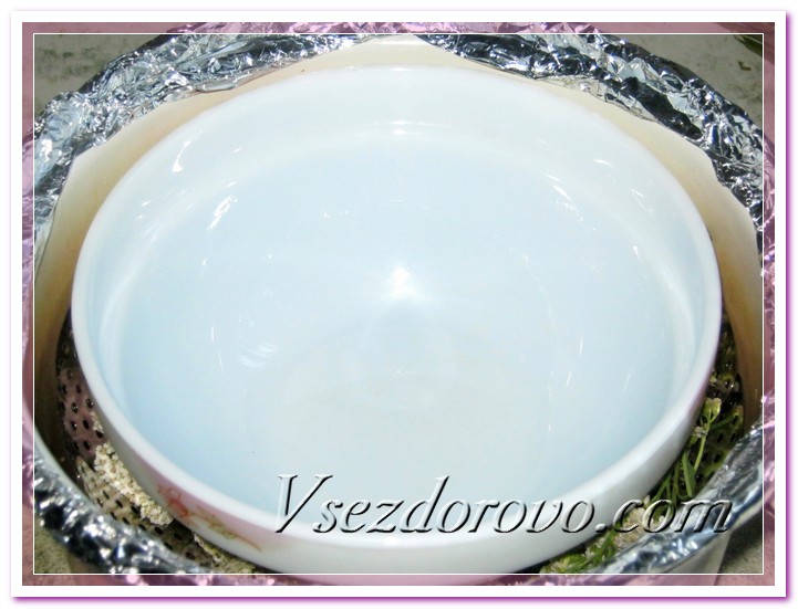 Сверху устанавливаем миску с широкими краями